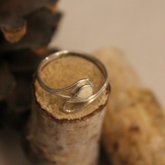 Silver Ring with Cream Stone - Picture 2 of 8